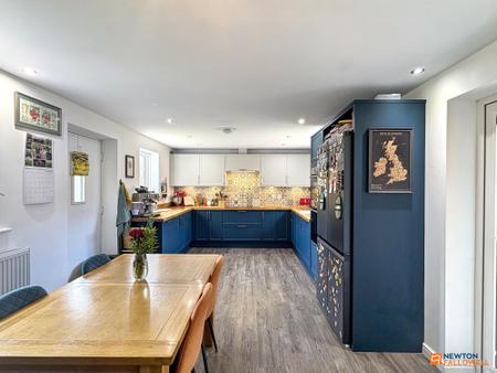 4 bedroom Detached house for sale in Blackham Road, Hugglescote, LE67