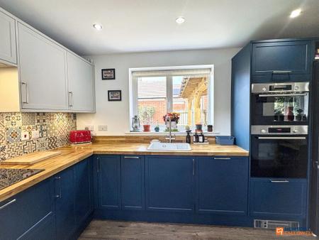 4 bedroom Detached house for sale in Blackham Road, Hugglescote, LE67