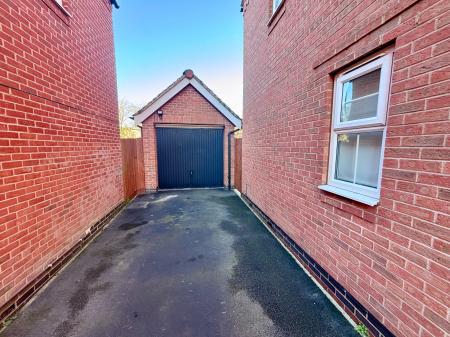 3 bedroom Town house to let in Suffolk Way, Church Gresley, DE11