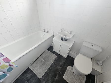 1 bedroom Flat to let in Central Road, Hugglescote, LE67