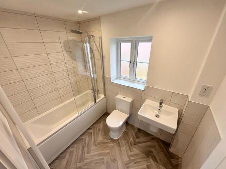 4 bedroom Detached house to let in Drovers Close, Hugglescote, LE67