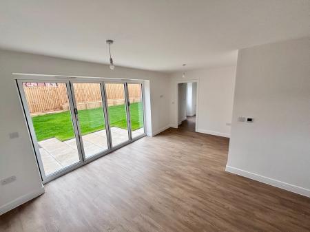 4 bedroom Detached house to let in Drovers Close, Hugglescote, LE67