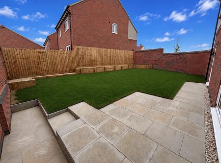 4 bedroom Detached house to let in Drovers Close, Hugglescote, LE67