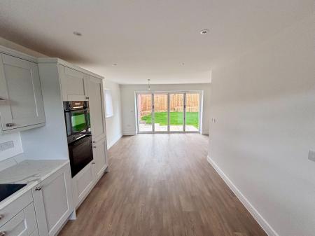 4 bedroom Detached house to let in Drovers Close, Hugglescote, LE67