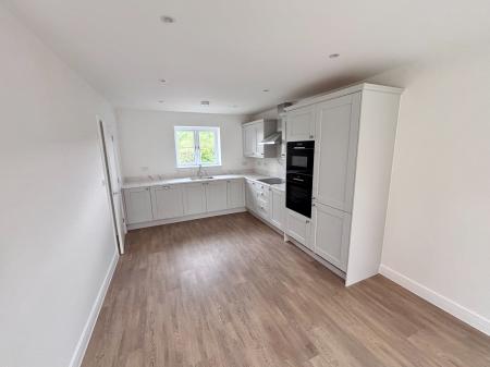 4 bedroom Detached house to let in Drovers Close, Hugglescote, LE67