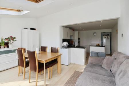3 bedroom Semi-detached house to let in Shellbrook Close, Ashby-De-La-Zouch, LE65