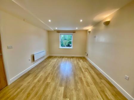 2 bedroom Flat to let in Station Road, Ashby-De-La-Zouch, LE65