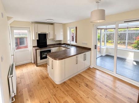 3 bedroom Semi-detached house to let in Floret Close, Ravenstone, LE67