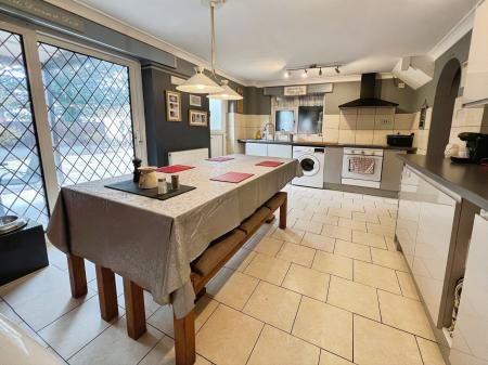3 bedroom Semi-detached house for sale in Arnold Avenue, Gonerby Hill Foot, Grantham, NG31