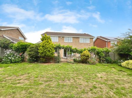 4 bedroom Detached house for sale in Barrowby Road, Grantham, NG31