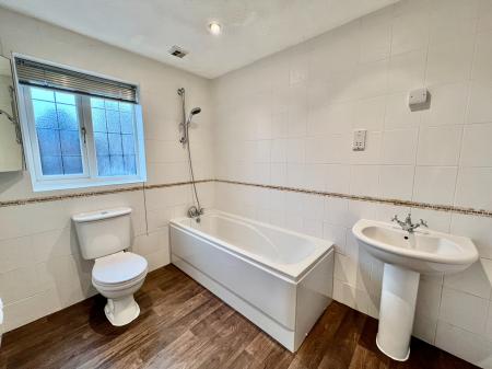 4 bedroom Detached house for sale in Bennington Close, Long Bennington, Newark, NG23