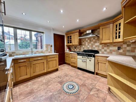 4 bedroom Detached house for sale in Bennington Close, Long Bennington, Newark, NG23