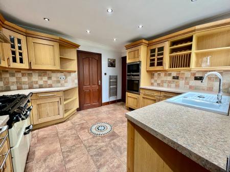 4 bedroom Detached house for sale in Bennington Close, Long Bennington, Newark, NG23