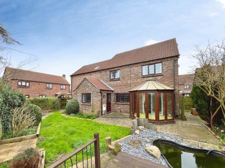 4 bedroom Detached house for sale in Bennington Close, Long Bennington, Newark, NG23