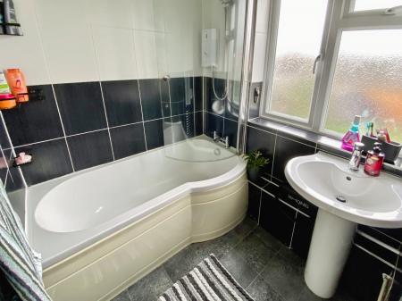 3 bedroom Semi-detached house for sale in Brittain Drive, Grantham, NG31
