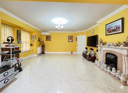 4 bedroom Detached house for sale in Cold Harbour Lane, Grantham, NG31