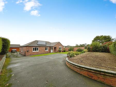 4 bedroom Bungalow for sale in Ermine Street, Ancaster, Grantham, NG32