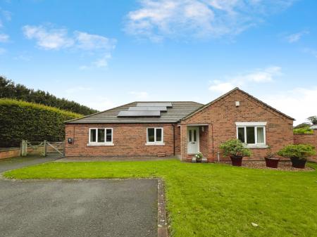 4 bedroom Bungalow for sale in Ermine Street, Ancaster, Grantham, NG32