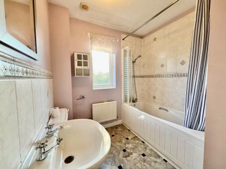 4 bedroom Detached house for sale in Lindisfarne Way, Grantham, NG31