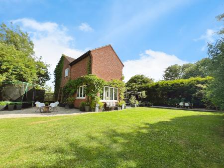 4 bedroom Detached house for sale in Meadows Close, Long Bennington, Newark, NG23