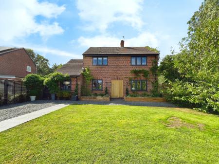4 bedroom Detached house for sale in Meadows Close, Long Bennington, Newark, NG23