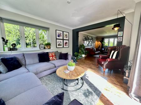 4 bedroom Detached house for sale in Meadows Close, Long Bennington, Newark, NG23