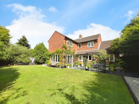 4 bedroom Detached house for sale in Meadows Close, Long Bennington, Newark, NG23