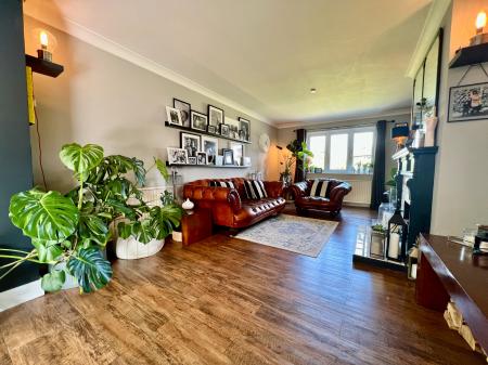 4 bedroom Detached house for sale in Meadows Close, Long Bennington, Newark, NG23