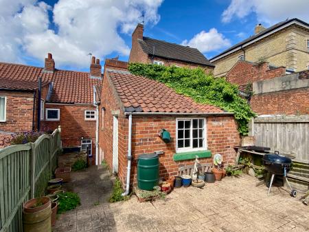 3 bedroom Terraced House for sale in North Parade, Grantham, NG31