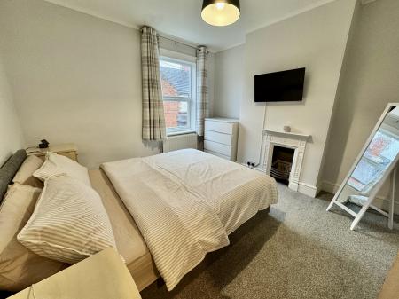 2 bedroom Terraced House for sale in Stamford Street, Grantham, Grantham, NG31