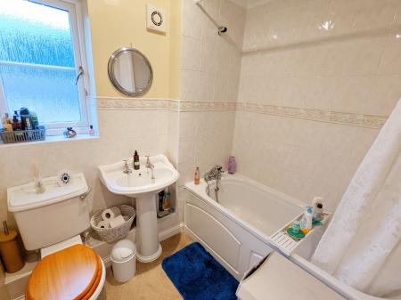 4 bedroom Detached house for sale in Mercia Drive, Ancaster, Grantham, NG32