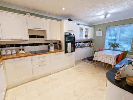 4 bedroom Detached house for sale in Mercia Drive, Ancaster, Grantham, NG32