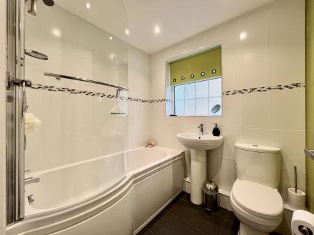 4 bedroom Detached house for sale in Manor Road, Barrowby, Grantham, NG32