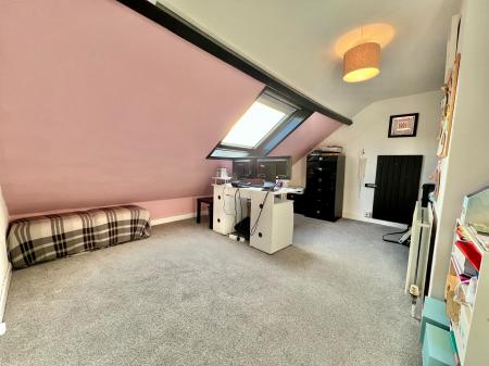 4 bedroom Semi-detached house for sale in Belvoir Avenue, Grantham, NG31