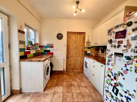 4 bedroom Semi-detached house for sale in Belvoir Avenue, Grantham, NG31