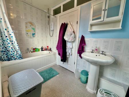 4 bedroom Semi-detached house for sale in Belvoir Avenue, Grantham, NG31