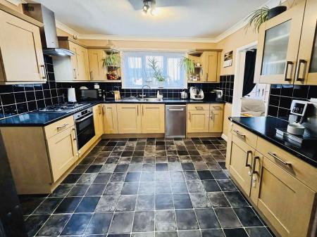 3 bedroom Semi-detached house for sale in Tennyson Avenue, Grantham, NG31