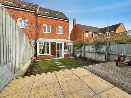 4 bedroom Semi-detached house for sale in Thorneydene Gardens, Grantham, Grantham, NG31
