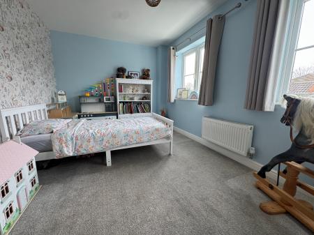 4 bedroom Semi-detached house for sale in Thorneydene Gardens, Grantham, Grantham, NG31