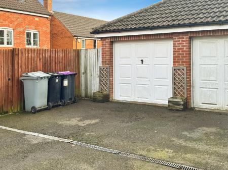 4 bedroom Semi-detached house for sale in Thorneydene Gardens, Grantham, Grantham, NG31