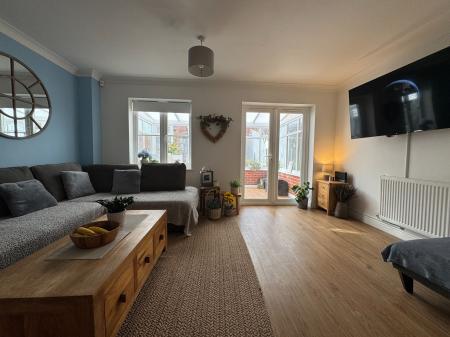 4 bedroom Semi-detached house for sale in Thorneydene Gardens, Grantham, Grantham, NG31