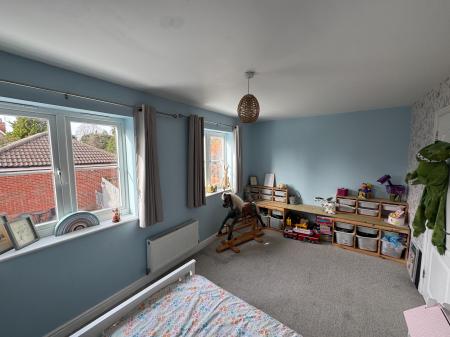 4 bedroom Semi-detached house for sale in Thorneydene Gardens, Grantham, Grantham, NG31