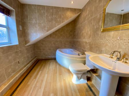 6 bedroom Detached house for sale in Manthorpe Road, Grantham, Grantham, NG31