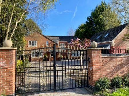 6 bedroom Detached house for sale in Manthorpe Road, Grantham, Grantham, NG31