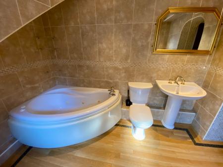 6 bedroom Detached house for sale in Manthorpe Road, Grantham, Grantham, NG31