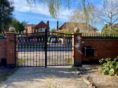 6 bedroom Detached house for sale in Manthorpe Road, Grantham, Grantham, NG31