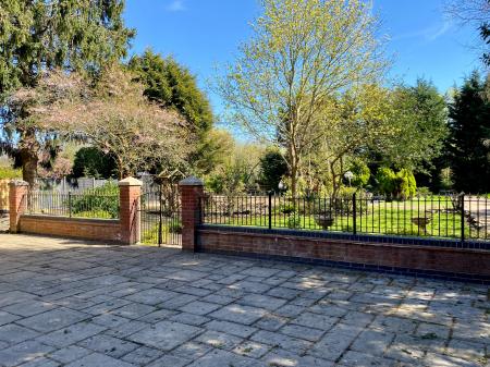 6 bedroom Detached house for sale in Manthorpe Road, Grantham, Grantham, NG31