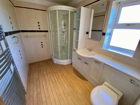 6 bedroom Detached house for sale in Manthorpe Road, Grantham, Grantham, NG31