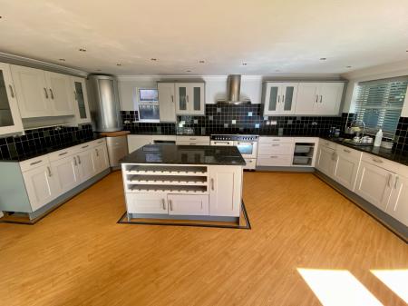 6 bedroom Detached house for sale in Manthorpe Road, Grantham, Grantham, NG31