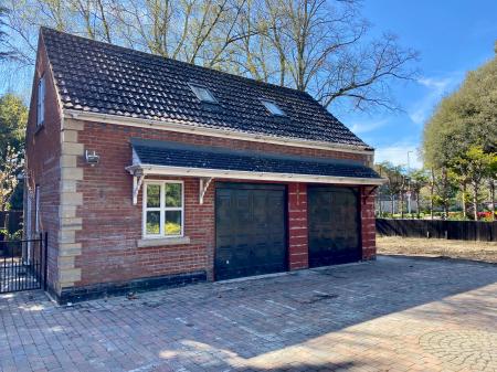 6 bedroom Detached house for sale in Manthorpe Road, Grantham, Grantham, NG31